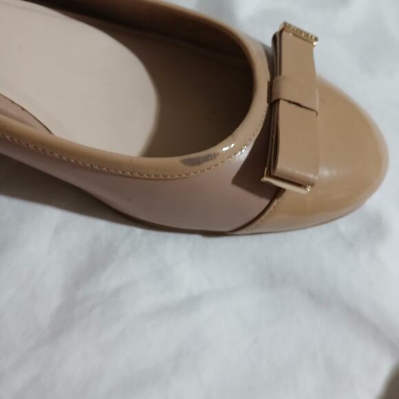 Cole Haan Size 9 Kelsey Block Heel Bow Pumps Neutral Beige Patent Leather Toes - Picture 9 of 13